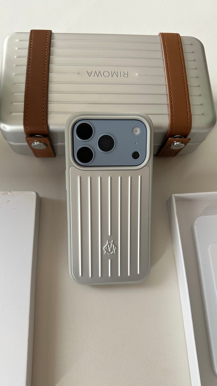 Silver grooved aluminium phone case